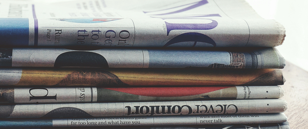 Journaux empilés sur une table, illustration de la presse régionale