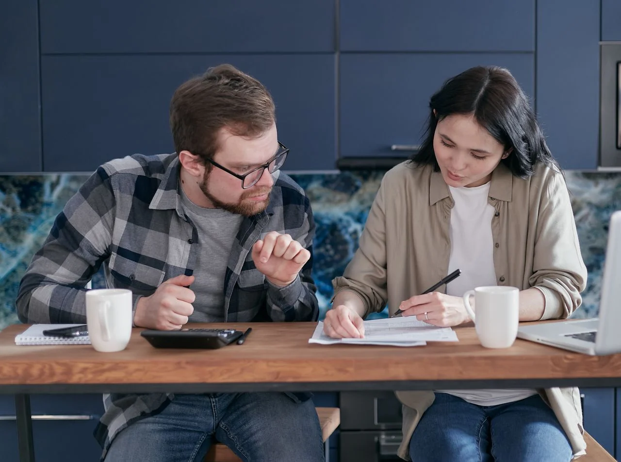 Couple consultant des documents et factures à la maison