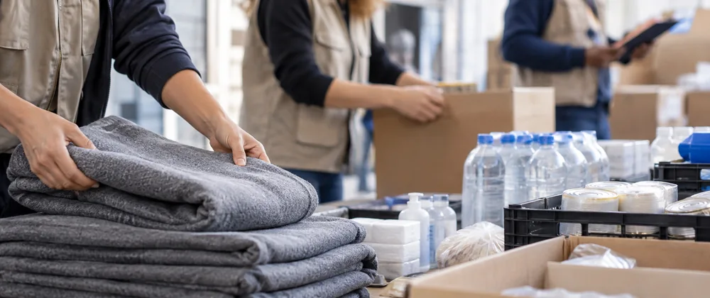 Préparation de couvertures et de fournitures d'aide humanitaire