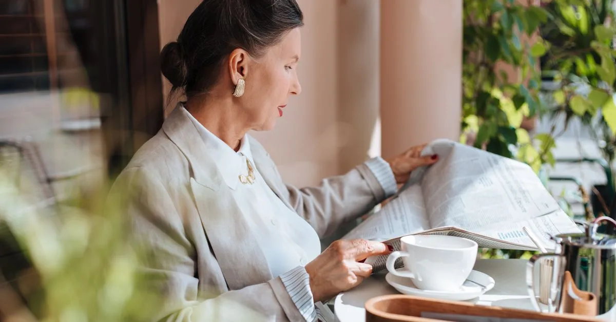 Une femme lit un magazine de mode, illustration d'un abonnement Vogue